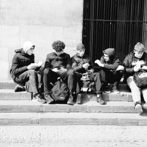 Pause déjeuner sur les marches du Palais Royal, place Dam