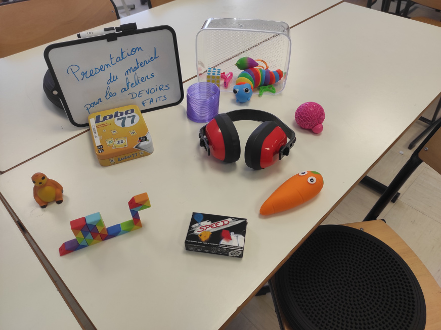 Photo du matériel posé sur une table de classe.